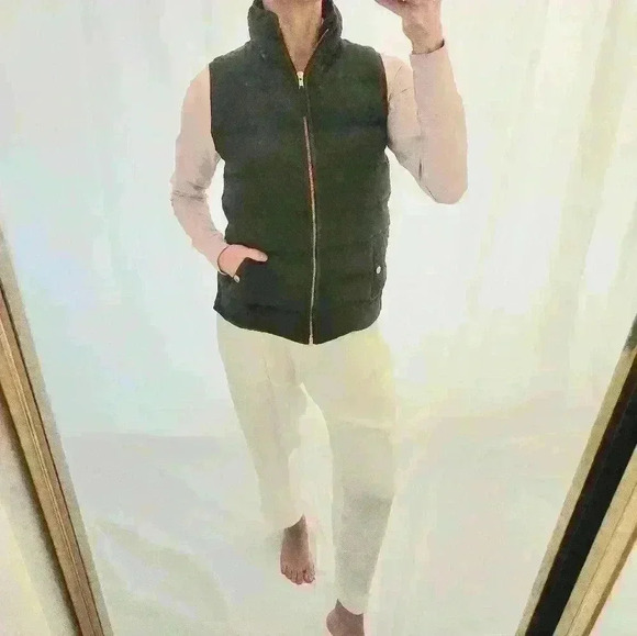 J. Crew Black Puffer Vest Gold Pockets Winter Ski Slopes Snow โ๏ธ ๐ฟ ๐ โท๏ธ - Picture 1 of 9